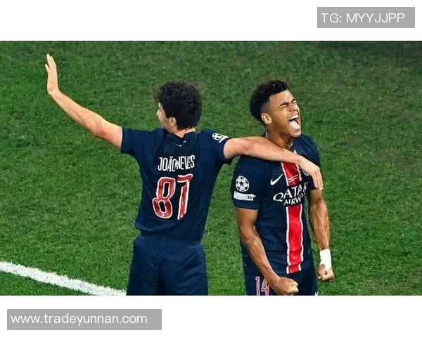 英超激战拜仁与巴黎圣日耳曼战成平局转会传闻引发关注与热议