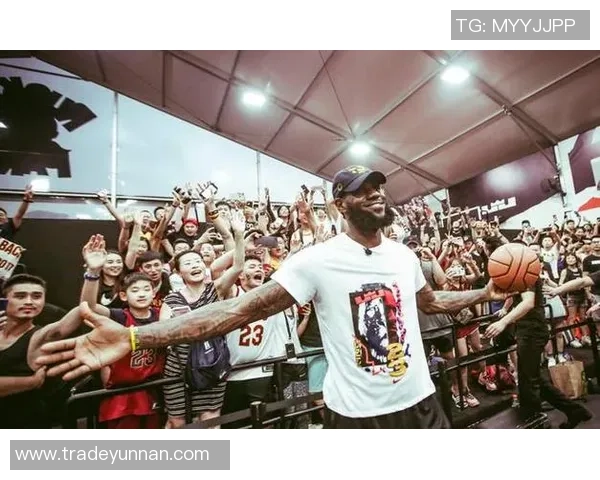 姚明泰国机场亲民之行引发热议粉丝争相合影留念展现友好互动