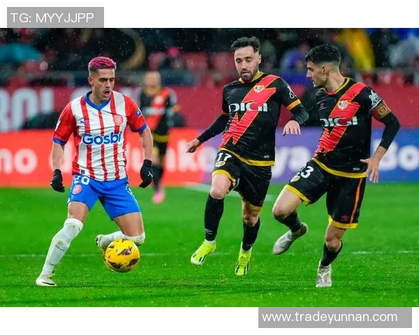 欧联杯精彩对决里昂逆转多特蒙德神扑引发争议判罚全场沸腾 欧联杯精彩对决里昂逆转多特蒙德神扑引发争议判罚全场沸腾